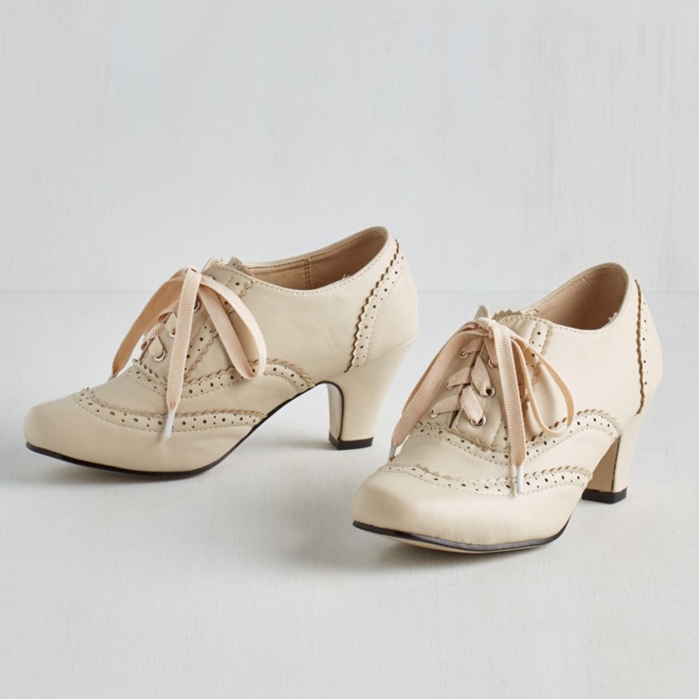 ✨ Vintage-inspired cream oxford heels ✨